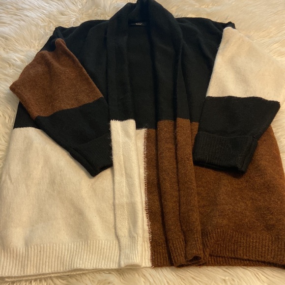 VICI CARDIGAN SIZE M BNWOT TWO FRONT POCKETS SO  BEAUTIFUL LENGHT 32” BUST 48” - Picture 7 of 12